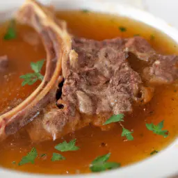 Rindfleischsuppe mit Markklößchen